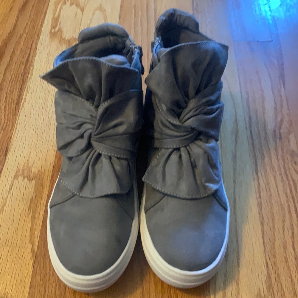 Women’s bow sneaker high top size 6 1/2 new never worn shoe